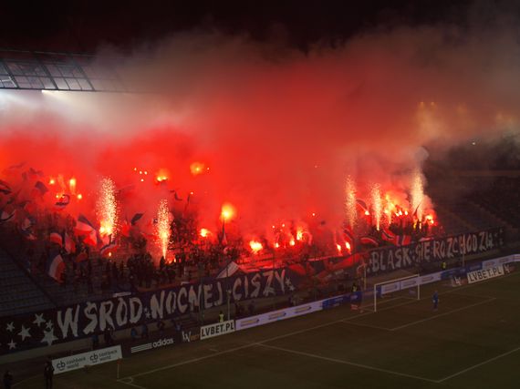 Die Pyroshow in der Heimkurve.<br />Bild: Gurke“><figcaption>Die Pyroshow in der Heimkurve.<br />Bild: Gurke</figcaption></figure>
            </div>

                    </article>

                <section class=