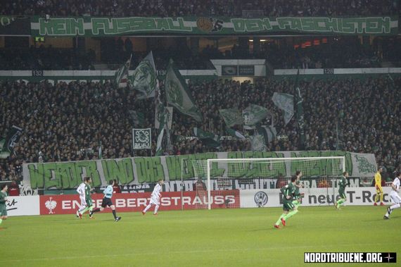 Klare Botschaft der Werder Ultras in Richtung rechtsgerichteter Hooligans.<br />Bild: Nordtribuene.org”><figcaption>Klare Botschaft der Werder Ultras in Richtung rechtsgerichteter Hooligans.<br />Bild: Nordtribuene.org</figcaption></figure>
<figure><img decoding=