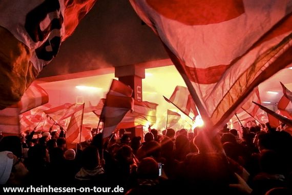 Einsingen der Mainz 05-Fans hinterm A-Block. Bild: rheinhessen-on-tour.de