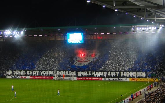 Manchmal verschwimmen die Grenzen zwischen Choreografie und Pyroshow.<br />Bild: Groundhopping.de”><figcaption>Manchmal verschwimmen die Grenzen zwischen Choreografie und Pyroshow.<br />Bild: Groundhopping.de</figcaption></figure>
<figure><img decoding=