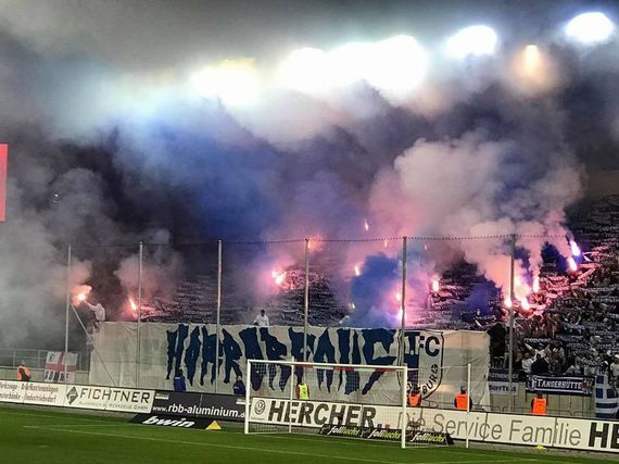 Pyroshow von FCM-Fans in Zwickau.<br />Bild: Ruhestörer”><figcaption>Pyroshow von FCM-Fans in Zwickau.<br />Bild: Ruhestörer</figcaption></figure>
<figure><img decoding=