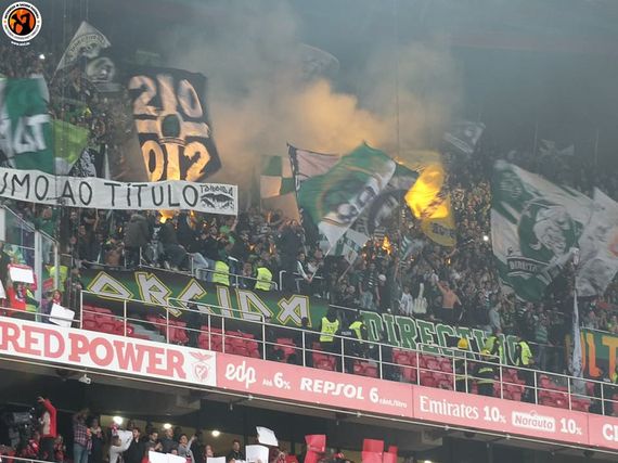 Pyro im Gästeblock.<br />Bild: Unterwegs in Sachen Fussball – www.uisf.de“><figcaption>Pyro im Gästeblock.<br />Bild: Unterwegs in Sachen Fussball – www.uisf.de</figcaption></figure>
<figure><img decoding=