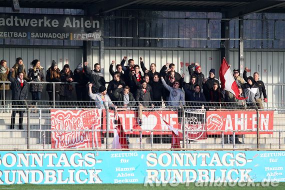 Die Ahlener Fanszene weist Vorwürfe des Rassismus entschieden zurück.<br />Symbolbild: rwo-fanblock.de”><figcaption>Die Ahlener Fanszene weist Vorwürfe des Rassismus entschieden zurück.<br />Symbolbild: rwo-fanblock.de</figcaption></figure>
                </div>
                
                <!-- YouTube (Meta-Feld) -->
                
            </div>
        </article>

                <script>
        (function() {
            var root = document.querySelector('.ff-single-news-gallery');
            if (!root) return;
            var slides = root.querySelectorAll('.ff-single-news-gallery-slide');
            var dots = root.querySelectorAll('.ff-single-news-gallery-dot');
            var prev = root.querySelector('.ff-single-news-gallery-prev');
            var next = root.querySelector('.ff-single-news-gallery-next');
            var n = slides.length;
            if (n < 2) return;
            var i = 0;
            function closeAllImgInfo() {
                root.querySelectorAll('.ff-fv-img-info-host.is-info-open').forEach(function(host) {
                    host.classList.remove('is-info-open');
                    var b = host.querySelector('.ff-fv-img-info-btn');
                    var p = host.querySelector('.ff-fv-img-info-panel');
                    if (b) b.setAttribute('aria-expanded', 'false');
                    if (p) p.setAttribute('aria-hidden', 'true');
                });
            }
            function show(idx) {
                closeAllImgInfo();
                i = ((idx % n) + n) % n;
                for (var s = 0; s < n; s++) {
                    if (s === i) slides[s].removeAttribute('hidden'); else slides[s].setAttribute('hidden', '');
                }
                for (var s = 0; s < dots.length; s++) {
                    dots[s].classList.toggle('is-active', s === i);
                    dots[s].setAttribute('aria-selected', s === i ? 'true' : 'false');
                }
            }
            if (prev) prev.addEventListener('click', function() { show(i - 1); });
            if (next) next.addEventListener('click', function() { show(i + 1); });
            for (var d = 0; d < dots.length; d++) {
                (function(di) { dots[di].addEventListener('click', function() { show(di); }); })(d);
            }
        })();
        </script>
        
        <!-- Kommentare -->
                <section class=