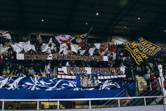 Spruchband zur Freundschaft nach Saabrücken in der Kurve der Red Sharks.<br />Bild: www.sachseninformer.de“><figcaption>Spruchband zur Freundschaft nach Saabrücken in der Kurve der Red Sharks.<br />Bild: www.sachseninformer.de</figcaption></figure>
<figure><img decoding=