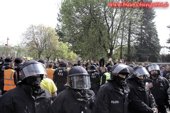 36.225 Arbeitsstunden leistete die Polizei beim Derby zwischen Eintracht Braunschweig und Hannover 96 im April 2014. <br />Bild: Braunschweig1895.de”><figcaption>36.225 Arbeitsstunden leistete die Polizei beim Derby zwischen Eintracht Braunschweig und Hannover 96 im April 2014. <br />Bild: Braunschweig1895.de</figcaption></figure>
<figure><img decoding=
