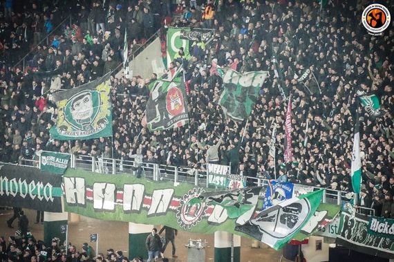 Die Dateien von Szenekundigen Polizeibeamten sind nicht nur in Hannover umstritten.<br />Bild: Unterwegs in Sachen Fussball – www.uisf.de”><figcaption>Die Dateien von Szenekundigen Polizeibeamten sind nicht nur in Hannover umstritten.<br />Bild: Unterwegs in Sachen Fussball – www.uisf.de</figcaption></figure>
                </div>
                
                <!-- YouTube (Meta-Feld) -->
                
            </div>
        </article>

                <script>
        (function() {
            var root = document.querySelector('.ff-single-news-gallery');
            if (!root) return;
            var slides = root.querySelectorAll('.ff-single-news-gallery-slide');
            var dots = root.querySelectorAll('.ff-single-news-gallery-dot');
            var prev = root.querySelector('.ff-single-news-gallery-prev');
            var next = root.querySelector('.ff-single-news-gallery-next');
            var n = slides.length;
            if (n < 2) return;
            var i = 0;
            function closeAllImgInfo() {
                root.querySelectorAll('.ff-fv-img-info-host.is-info-open').forEach(function(host) {
                    host.classList.remove('is-info-open');
                    var b = host.querySelector('.ff-fv-img-info-btn');
                    var p = host.querySelector('.ff-fv-img-info-panel');
                    if (b) b.setAttribute('aria-expanded', 'false');
                    if (p) p.setAttribute('aria-hidden', 'true');
                });
            }
            function show(idx) {
                closeAllImgInfo();
                i = ((idx % n) + n) % n;
                for (var s = 0; s < n; s++) {
                    if (s === i) slides[s].removeAttribute('hidden'); else slides[s].setAttribute('hidden', '');
                }
                for (var s = 0; s < dots.length; s++) {
                    dots[s].classList.toggle('is-active', s === i);
                    dots[s].setAttribute('aria-selected', s === i ? 'true' : 'false');
                }
            }
            if (prev) prev.addEventListener('click', function() { show(i - 1); });
            if (next) next.addEventListener('click', function() { show(i + 1); });
            for (var d = 0; d < dots.length; d++) {
                (function(di) { dots[di].addEventListener('click', function() { show(di); }); })(d);
            }
        })();
        </script>
        
        <!-- Kommentare -->
                <section class=