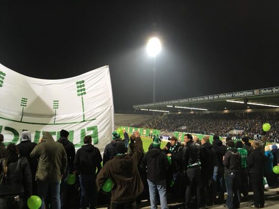 Die mitgereisten Chemie Leipzig-Fans.<br />Bild: Chemie-Leipzig.de”><figcaption>Die mitgereisten Chemie Leipzig-Fans.<br />Bild: Chemie-Leipzig.de</figcaption></figure>
                </div>
                
                <!-- YouTube (Meta-Feld) -->
                
            </div>
        </article>

                <script>
        (function() {
            var root = document.querySelector('.ff-single-news-gallery');
            if (!root) return;
            var slides = root.querySelectorAll('.ff-single-news-gallery-slide');
            var dots = root.querySelectorAll('.ff-single-news-gallery-dot');
            var prev = root.querySelector('.ff-single-news-gallery-prev');
            var next = root.querySelector('.ff-single-news-gallery-next');
            var n = slides.length;
            if (n < 2) return;
            var i = 0;
            function closeAllImgInfo() {
                root.querySelectorAll('.ff-fv-img-info-host.is-info-open').forEach(function(host) {
                    host.classList.remove('is-info-open');
                    var b = host.querySelector('.ff-fv-img-info-btn');
                    var p = host.querySelector('.ff-fv-img-info-panel');
                    if (b) b.setAttribute('aria-expanded', 'false');
                    if (p) p.setAttribute('aria-hidden', 'true');
                });
            }
            function show(idx) {
                closeAllImgInfo();
                i = ((idx % n) + n) % n;
                for (var s = 0; s < n; s++) {
                    if (s === i) slides[s].removeAttribute('hidden'); else slides[s].setAttribute('hidden', '');
                }
                for (var s = 0; s < dots.length; s++) {
                    dots[s].classList.toggle('is-active', s === i);
                    dots[s].setAttribute('aria-selected', s === i ? 'true' : 'false');
                }
            }
            if (prev) prev.addEventListener('click', function() { show(i - 1); });
            if (next) next.addEventListener('click', function() { show(i + 1); });
            for (var d = 0; d < dots.length; d++) {
                (function(di) { dots[di].addEventListener('click', function() { show(di); }); })(d);
            }
        })();
        </script>
        
        <!-- Kommentare -->
                <section class=