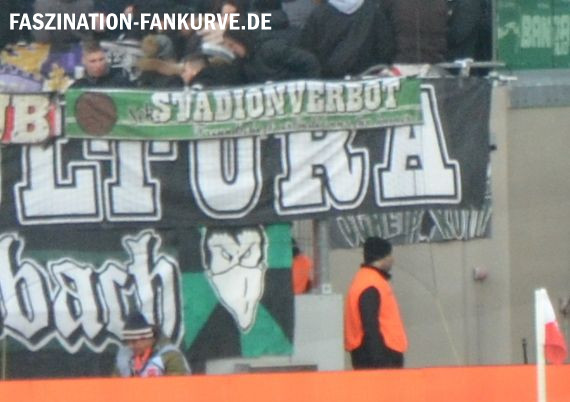 Die Zaunfahne des Scenario Fanatico heute im Gästeblock rechts unten im Bild.<br />Bild: Faszination Fankurve”><figcaption>Die Zaunfahne des Scenario Fanatico heute im Gästeblock rechts unten im Bild.<br />Bild: Faszination Fankurve</figcaption></figure>
<figure><img decoding=