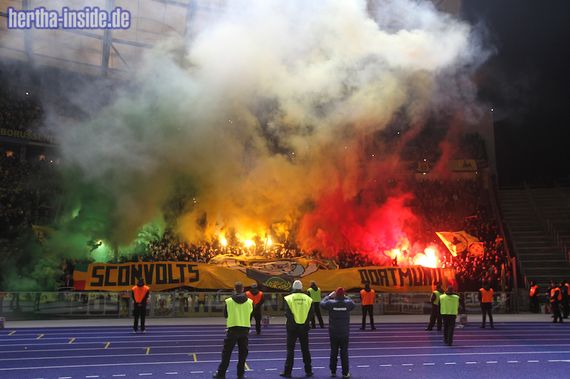 Pyroshow zu Beginn der 2. Halbzeit. Bild: Hertha-Inside.de