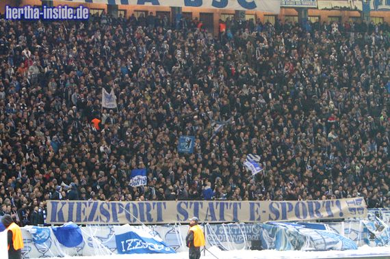 Spruchband der Harlekins Berlin gegen die Computerspiele-Akademie von Hertha BSC. Bild: Hertha-Inside.de