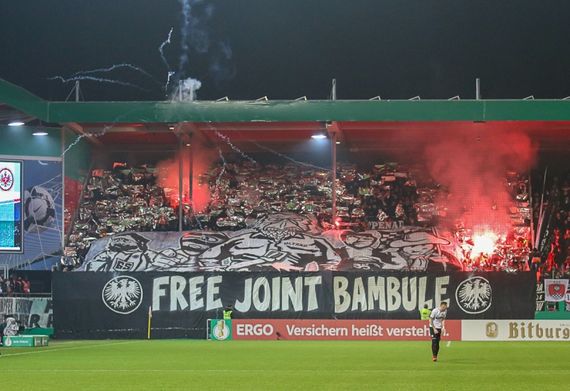 Pyroaktion der Eintracht-Fans in Heidenheim.<br />Bild: Eintracht-Online.net”><figcaption>Pyroaktion der Eintracht-Fans in Heidenheim.<br />Bild: Eintracht-Online.net</figcaption></figure>
<figure><img decoding=