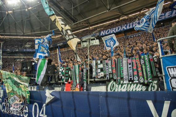 Goltern 96 und Rote Teufel-Fahnen in den Händen von Schalke-Fans.<br />Bild: Ultras-GE.de”><figcaption>Goltern 96 und Rote Teufel-Fahnen in den Händen von Schalke-Fans.<br />Bild: Ultras-GE.de</figcaption></figure>
<figure><img decoding=