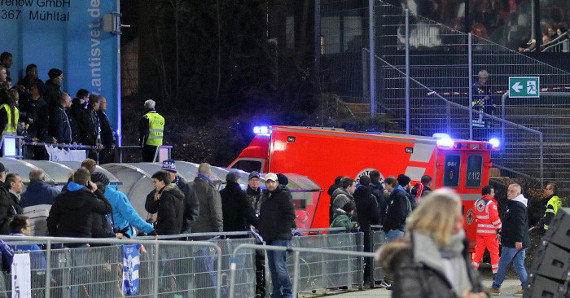 FCK-Trainer Jeff Strasser wurde mit einem Rettungswagen ins Krankenhaus gebracht.<br />Bild: www.der-betze-brennt.de”><figcaption>FCK-Trainer Jeff Strasser wurde mit einem Rettungswagen ins Krankenhaus gebracht.<br />Bild: www.der-betze-brennt.de</figcaption></figure>
                </div>
                
                <!-- YouTube (Meta-Feld) -->
                
            </div>
        </article>

                <script>
        (function() {
            var root = document.querySelector('.ff-single-news-gallery');
            if (!root) return;
            var slides = root.querySelectorAll('.ff-single-news-gallery-slide');
            var dots = root.querySelectorAll('.ff-single-news-gallery-dot');
            var prev = root.querySelector('.ff-single-news-gallery-prev');
            var next = root.querySelector('.ff-single-news-gallery-next');
            var n = slides.length;
            if (n < 2) return;
            var i = 0;
            function closeAllImgInfo() {
                root.querySelectorAll('.ff-fv-img-info-host.is-info-open').forEach(function(host) {
                    host.classList.remove('is-info-open');
                    var b = host.querySelector('.ff-fv-img-info-btn');
                    var p = host.querySelector('.ff-fv-img-info-panel');
                    if (b) b.setAttribute('aria-expanded', 'false');
                    if (p) p.setAttribute('aria-hidden', 'true');
                });
            }
            function show(idx) {
                closeAllImgInfo();
                i = ((idx % n) + n) % n;
                for (var s = 0; s < n; s++) {
                    if (s === i) slides[s].removeAttribute('hidden'); else slides[s].setAttribute('hidden', '');
                }
                for (var s = 0; s < dots.length; s++) {
                    dots[s].classList.toggle('is-active', s === i);
                    dots[s].setAttribute('aria-selected', s === i ? 'true' : 'false');
                }
            }
            if (prev) prev.addEventListener('click', function() { show(i - 1); });
            if (next) next.addEventListener('click', function() { show(i + 1); });
            for (var d = 0; d < dots.length; d++) {
                (function(di) { dots[di].addEventListener('click', function() { show(di); }); })(d);
            }
        })();
        </script>
        
        <!-- Kommentare -->
                <section class=