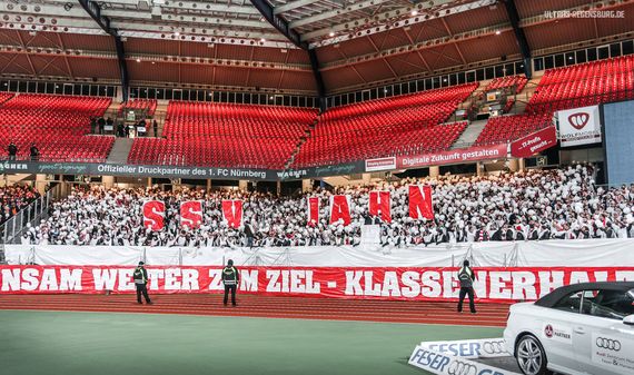 Die Choreografie der SSV Jahn Regensburg-Fans.<br />Bild: Ultras-Regensburg.de”><figcaption>Die Choreografie der SSV Jahn Regensburg-Fans.<br />Bild: Ultras-Regensburg.de</figcaption></figure>
<figure><img decoding=