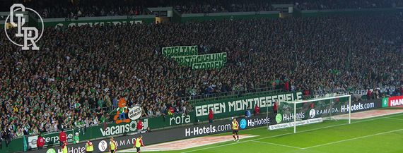 Proteste gegen beim letzten Montagsspiel von Werder Bremen.<br />Bild: Caillera.net”><figcaption>Proteste gegen beim letzten Montagsspiel von Werder Bremen.<br />Bild: Caillera.net</figcaption></figure>
<figure><img decoding=