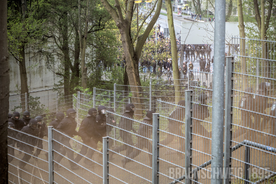 Nach Vorfällen beim Niedersachsenderby erhielten fast 180 Eintracht Braunschweig-Fans Stadionverbot.<br />Bild: Braunschweig1895.de”><figcaption>Nach Vorfällen beim Niedersachsenderby erhielten fast 180 Eintracht Braunschweig-Fans Stadionverbot.<br />Bild: Braunschweig1895.de</figcaption></figure>
                </div>
                
                <!-- YouTube (Meta-Feld) -->
                
            </div>
        </article>

                <script>
        (function() {
            var root = document.querySelector('.ff-single-news-gallery');
            if (!root) return;
            var slides = root.querySelectorAll('.ff-single-news-gallery-slide');
            var dots = root.querySelectorAll('.ff-single-news-gallery-dot');
            var prev = root.querySelector('.ff-single-news-gallery-prev');
            var next = root.querySelector('.ff-single-news-gallery-next');
            var n = slides.length;
            if (n < 2) return;
            var i = 0;
            function closeAllImgInfo() {
                root.querySelectorAll('.ff-fv-img-info-host.is-info-open').forEach(function(host) {
                    host.classList.remove('is-info-open');
                    var b = host.querySelector('.ff-fv-img-info-btn');
                    var p = host.querySelector('.ff-fv-img-info-panel');
                    if (b) b.setAttribute('aria-expanded', 'false');
                    if (p) p.setAttribute('aria-hidden', 'true');
                });
            }
            function show(idx) {
                closeAllImgInfo();
                i = ((idx % n) + n) % n;
                for (var s = 0; s < n; s++) {
                    if (s === i) slides[s].removeAttribute('hidden'); else slides[s].setAttribute('hidden', '');
                }
                for (var s = 0; s < dots.length; s++) {
                    dots[s].classList.toggle('is-active', s === i);
                    dots[s].setAttribute('aria-selected', s === i ? 'true' : 'false');
                }
            }
            if (prev) prev.addEventListener('click', function() { show(i - 1); });
            if (next) next.addEventListener('click', function() { show(i + 1); });
            for (var d = 0; d < dots.length; d++) {
                (function(di) { dots[di].addEventListener('click', function() { show(di); }); })(d);
            }
        })();
        </script>
        
        <!-- Kommentare -->
                <section class=