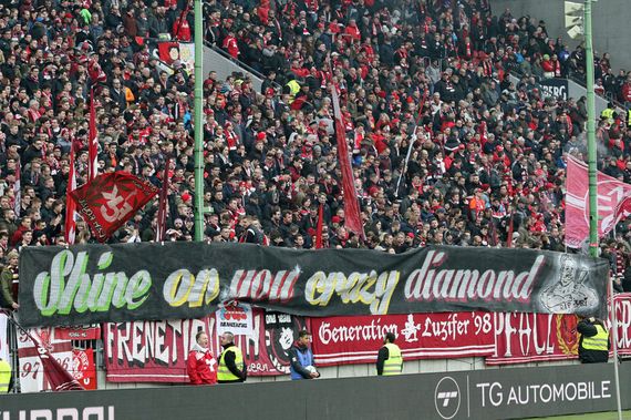 Trauer um verstorbenen FCK-Ultrà<br />Bild: www.der-betze-brennt.de”><figcaption>Trauer um verstorbenen FCK-Ultrà<br />Bild: www.der-betze-brennt.de</figcaption></figure>
<figure><img decoding=