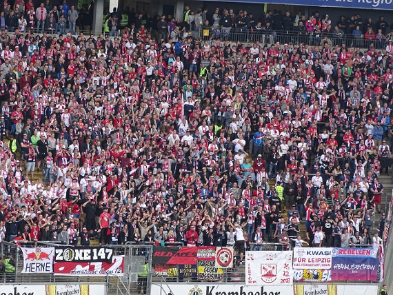 RB Leipzig-Anhänger beim letzten Gastspiel in Frankfurt.<br />Bild: eintr8-4ever.de”><figcaption>RB Leipzig-Anhänger beim letzten Gastspiel in Frankfurt.<br />Bild: eintr8-4ever.de</figcaption></figure>
                </div>
                
                <!-- YouTube (Meta-Feld) -->
                
            </div>
        </article>

                <script>
        (function() {
            var root = document.querySelector('.ff-single-news-gallery');
            if (!root) return;
            var slides = root.querySelectorAll('.ff-single-news-gallery-slide');
            var dots = root.querySelectorAll('.ff-single-news-gallery-dot');
            var prev = root.querySelector('.ff-single-news-gallery-prev');
            var next = root.querySelector('.ff-single-news-gallery-next');
            var n = slides.length;
            if (n < 2) return;
            var i = 0;
            function closeAllImgInfo() {
                root.querySelectorAll('.ff-fv-img-info-host.is-info-open').forEach(function(host) {
                    host.classList.remove('is-info-open');
                    var b = host.querySelector('.ff-fv-img-info-btn');
                    var p = host.querySelector('.ff-fv-img-info-panel');
                    if (b) b.setAttribute('aria-expanded', 'false');
                    if (p) p.setAttribute('aria-hidden', 'true');
                });
            }
            function show(idx) {
                closeAllImgInfo();
                i = ((idx % n) + n) % n;
                for (var s = 0; s < n; s++) {
                    if (s === i) slides[s].removeAttribute('hidden'); else slides[s].setAttribute('hidden', '');
                }
                for (var s = 0; s < dots.length; s++) {
                    dots[s].classList.toggle('is-active', s === i);
                    dots[s].setAttribute('aria-selected', s === i ? 'true' : 'false');
                }
            }
            if (prev) prev.addEventListener('click', function() { show(i - 1); });
            if (next) next.addEventListener('click', function() { show(i + 1); });
            for (var d = 0; d < dots.length; d++) {
                (function(di) { dots[di].addEventListener('click', function() { show(di); }); })(d);
            }
        })();
        </script>
        
        <!-- Kommentare -->
                <section class=