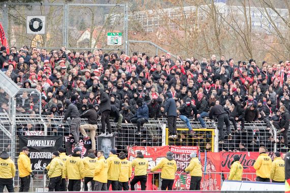 HFC-Fans mit Unterstützung aus Erfurt in Jena.Bild: Horda-Azzuro.de