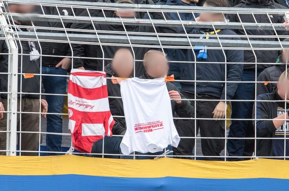 Geklaute Fanartikel in der Südkurve. Bild: Horda-Azzuro.de