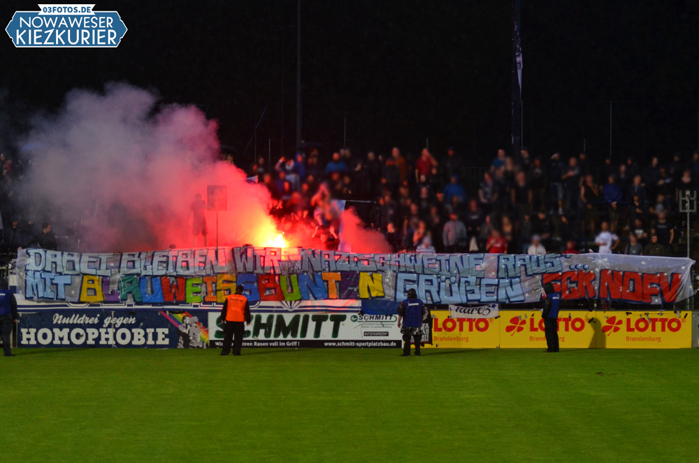 Babelsberg 03 wurde mit einem Geisterspiel auf Bewährung bestraft.<br />Bild: 03fotos.de”><figcaption>Babelsberg 03 wurde mit einem Geisterspiel auf Bewährung bestraft.<br />Bild: 03fotos.de</figcaption></figure>
                </div>
                
                <!-- YouTube (Meta-Feld) -->
                
            </div>
        </article>

                <script>
        (function() {
            var root = document.querySelector('.ff-single-news-gallery');
            if (!root) return;
            var slides = root.querySelectorAll('.ff-single-news-gallery-slide');
            var dots = root.querySelectorAll('.ff-single-news-gallery-dot');
            var prev = root.querySelector('.ff-single-news-gallery-prev');
            var next = root.querySelector('.ff-single-news-gallery-next');
            var n = slides.length;
            if (n < 2) return;
            var i = 0;
            function closeAllImgInfo() {
                root.querySelectorAll('.ff-fv-img-info-host.is-info-open').forEach(function(host) {
                    host.classList.remove('is-info-open');
                    var b = host.querySelector('.ff-fv-img-info-btn');
                    var p = host.querySelector('.ff-fv-img-info-panel');
                    if (b) b.setAttribute('aria-expanded', 'false');
                    if (p) p.setAttribute('aria-hidden', 'true');
                });
            }
            function show(idx) {
                closeAllImgInfo();
                i = ((idx % n) + n) % n;
                for (var s = 0; s < n; s++) {
                    if (s === i) slides[s].removeAttribute('hidden'); else slides[s].setAttribute('hidden', '');
                }
                for (var s = 0; s < dots.length; s++) {
                    dots[s].classList.toggle('is-active', s === i);
                    dots[s].setAttribute('aria-selected', s === i ? 'true' : 'false');
                }
            }
            if (prev) prev.addEventListener('click', function() { show(i - 1); });
            if (next) next.addEventListener('click', function() { show(i + 1); });
            for (var d = 0; d < dots.length; d++) {
                (function(di) { dots[di].addEventListener('click', function() { show(di); }); })(d);
            }
        })();
        </script>
        
        <!-- Kommentare -->
                <section class=