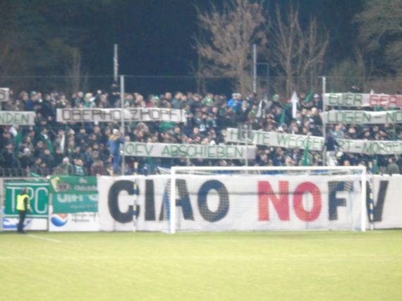 Protest der Chemie-Fans gegen den NOFV.<br />Bild: Ballspanner-unterwegs.de”><figcaption>Protest der Chemie-Fans gegen den NOFV.<br />Bild: Ballspanner-unterwegs.de</figcaption></figure>
<figure><img decoding=