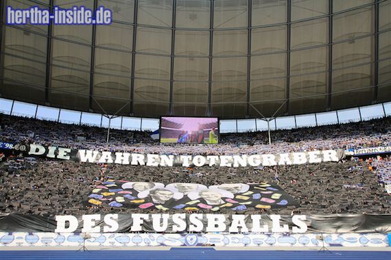 Die Harlekins hätte bei der heutigen Choreo keine Gesichter zeigen dürfen.<br />Bild: Hertha-Inside.de”><figcaption>Die Harlekins hätte bei der heutigen Choreo keine Gesichter zeigen dürfen.<br />Bild: Hertha-Inside.de</figcaption></figure>
<figure><img decoding=