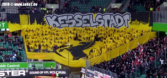 Choreografie im Stehplatz-Bereich des Gästeblocks.<br />Bild: soke2.de”><figcaption>Choreografie im Stehplatz-Bereich des Gästeblocks.<br />Bild: soke2.de</figcaption></figure>
<figure><img decoding=