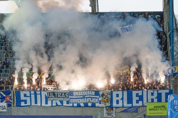 Die Pyroaktion der FCC-Ultras.<br />Bild: Horda-Azzuro.de”><figcaption>Die Pyroaktion der FCC-Ultras.<br />Bild: Horda-Azzuro.de</figcaption></figure>
<figure><img decoding=