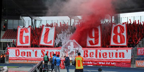 Choreo und Pyroaktion der Generation Luzifer.<br />Bild: www.der-betze-brennt.de”><figcaption>Choreo und Pyroaktion der Generation Luzifer.<br />Bild: www.der-betze-brennt.de</figcaption></figure>
<figure><img decoding=