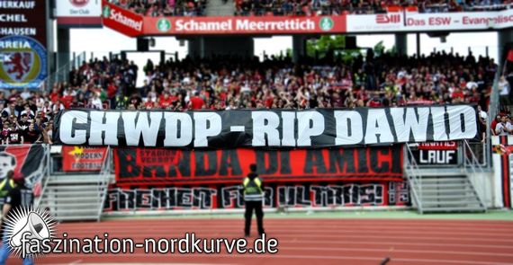 Ein anderes CHWDP-Spruchband in der Nordkurve Nürnberg.<br />Bild: Faszination-Nordkurve.de”><figcaption>Ein anderes CHWDP-Spruchband in der Nordkurve Nürnberg.<br />Bild: Faszination-Nordkurve.de</figcaption></figure>
                </div>
                
                <!-- YouTube (Meta-Feld) -->
                
            </div>
        </article>

                <script>
        (function() {
            var root = document.querySelector('.ff-single-news-gallery');
            if (!root) return;
            var slides = root.querySelectorAll('.ff-single-news-gallery-slide');
            var dots = root.querySelectorAll('.ff-single-news-gallery-dot');
            var prev = root.querySelector('.ff-single-news-gallery-prev');
            var next = root.querySelector('.ff-single-news-gallery-next');
            var n = slides.length;
            if (n < 2) return;
            var i = 0;
            function closeAllImgInfo() {
                root.querySelectorAll('.ff-fv-img-info-host.is-info-open').forEach(function(host) {
                    host.classList.remove('is-info-open');
                    var b = host.querySelector('.ff-fv-img-info-btn');
                    var p = host.querySelector('.ff-fv-img-info-panel');
                    if (b) b.setAttribute('aria-expanded', 'false');
                    if (p) p.setAttribute('aria-hidden', 'true');
                });
            }
            function show(idx) {
                closeAllImgInfo();
                i = ((idx % n) + n) % n;
                for (var s = 0; s < n; s++) {
                    if (s === i) slides[s].removeAttribute('hidden'); else slides[s].setAttribute('hidden', '');
                }
                for (var s = 0; s < dots.length; s++) {
                    dots[s].classList.toggle('is-active', s === i);
                    dots[s].setAttribute('aria-selected', s === i ? 'true' : 'false');
                }
            }
            if (prev) prev.addEventListener('click', function() { show(i - 1); });
            if (next) next.addEventListener('click', function() { show(i + 1); });
            for (var d = 0; d < dots.length; d++) {
                (function(di) { dots[di].addEventListener('click', function() { show(di); }); })(d);
            }
        })();
        </script>
        
        <!-- Kommentare -->
                <section class=