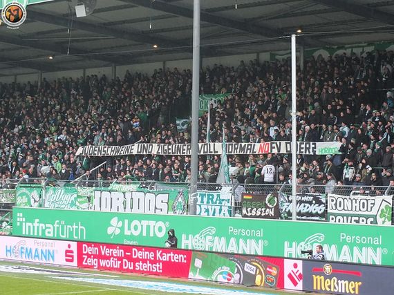 Spruchband auf der Nordtribüne.<br />Bild: Unterwegs in Sachen Fussball – www.uisf.de”><figcaption>Spruchband auf der Nordtribüne.<br />Bild: Unterwegs in Sachen Fussball – www.uisf.de</figcaption></figure>
<figure><img decoding=