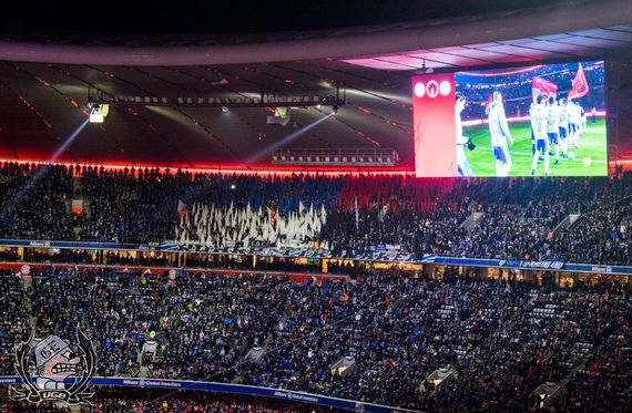 Fahnenmeer in den Farben des 1. FC Nürnberg und des FC Schalke 04.<br />Bild: Ultras-GE.de”><figcaption>Fahnenmeer in den Farben des 1. FC Nürnberg und des FC Schalke 04.<br />Bild: Ultras-GE.de</figcaption></figure>
<figure><img decoding=