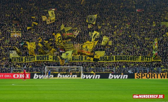 Deutschlandweit machten sich Fanszenen zuletzt für die Freigabe von Fanutensilien stark.<br />Bild: nur-der-scf.de”><figcaption>Deutschlandweit machten sich Fanszenen zuletzt für die Freigabe von Fanutensilien stark.<br />Bild: nur-der-scf.de</figcaption></figure>
                </div>
                
                <!-- YouTube (Meta-Feld) -->
                
            </div>
        </article>

                <script>
        (function() {
            var root = document.querySelector('.ff-single-news-gallery');
            if (!root) return;
            var slides = root.querySelectorAll('.ff-single-news-gallery-slide');
            var dots = root.querySelectorAll('.ff-single-news-gallery-dot');
            var prev = root.querySelector('.ff-single-news-gallery-prev');
            var next = root.querySelector('.ff-single-news-gallery-next');
            var n = slides.length;
            if (n < 2) return;
            var i = 0;
            function closeAllImgInfo() {
                root.querySelectorAll('.ff-fv-img-info-host.is-info-open').forEach(function(host) {
                    host.classList.remove('is-info-open');
                    var b = host.querySelector('.ff-fv-img-info-btn');
                    var p = host.querySelector('.ff-fv-img-info-panel');
                    if (b) b.setAttribute('aria-expanded', 'false');
                    if (p) p.setAttribute('aria-hidden', 'true');
                });
            }
            function show(idx) {
                closeAllImgInfo();
                i = ((idx % n) + n) % n;
                for (var s = 0; s < n; s++) {
                    if (s === i) slides[s].removeAttribute('hidden'); else slides[s].setAttribute('hidden', '');
                }
                for (var s = 0; s < dots.length; s++) {
                    dots[s].classList.toggle('is-active', s === i);
                    dots[s].setAttribute('aria-selected', s === i ? 'true' : 'false');
                }
            }
            if (prev) prev.addEventListener('click', function() { show(i - 1); });
            if (next) next.addEventListener('click', function() { show(i + 1); });
            for (var d = 0; d < dots.length; d++) {
                (function(di) { dots[di].addEventListener('click', function() { show(di); }); })(d);
            }
        })();
        </script>
        
        <!-- Kommentare -->
                <section class=