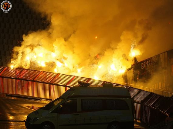 Die Pyroshow im Gästeblock.<br />Bild: Unterwegs in Sachen Fussball – www.uisf.de“><figcaption>Die Pyroshow im Gästeblock.<br />Bild: Unterwegs in Sachen Fussball – www.uisf.de</figcaption></figure>
            </div>

                    </article>

                <section class=