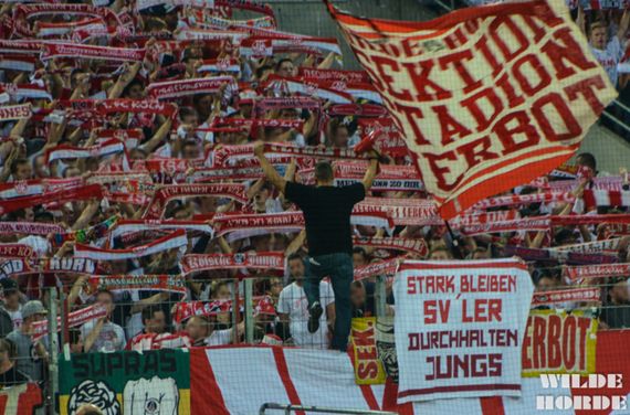 Im Sommer 2017 verhängte Stadionverbote sorgten für verhärtete Fronten zwischen Ultras und Verein.<br />Bild: WH96.de”><figcaption>Im Sommer 2017 verhängte Stadionverbote sorgten für verhärtete Fronten zwischen Ultras und Verein.<br />Bild: WH96.de</figcaption></figure>
<figure><img decoding=
