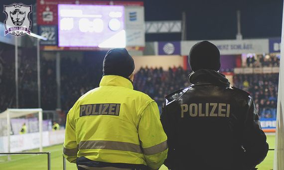 <br />Bild: violetcrew.de”><figcaption>Bild: violetcrew.de</figcaption></figure>
                </div>
                
                <!-- YouTube (Meta-Feld) -->
                
            </div>
        </article>

                <script>
        (function() {
            var root = document.querySelector('.ff-single-news-gallery');
            if (!root) return;
            var slides = root.querySelectorAll('.ff-single-news-gallery-slide');
            var dots = root.querySelectorAll('.ff-single-news-gallery-dot');
            var prev = root.querySelector('.ff-single-news-gallery-prev');
            var next = root.querySelector('.ff-single-news-gallery-next');
            var n = slides.length;
            if (n < 2) return;
            var i = 0;
            function closeAllImgInfo() {
                root.querySelectorAll('.ff-fv-img-info-host.is-info-open').forEach(function(host) {
                    host.classList.remove('is-info-open');
                    var b = host.querySelector('.ff-fv-img-info-btn');
                    var p = host.querySelector('.ff-fv-img-info-panel');
                    if (b) b.setAttribute('aria-expanded', 'false');
                    if (p) p.setAttribute('aria-hidden', 'true');
                });
            }
            function show(idx) {
                closeAllImgInfo();
                i = ((idx % n) + n) % n;
                for (var s = 0; s < n; s++) {
                    if (s === i) slides[s].removeAttribute('hidden'); else slides[s].setAttribute('hidden', '');
                }
                for (var s = 0; s < dots.length; s++) {
                    dots[s].classList.toggle('is-active', s === i);
                    dots[s].setAttribute('aria-selected', s === i ? 'true' : 'false');
                }
            }
            if (prev) prev.addEventListener('click', function() { show(i - 1); });
            if (next) next.addEventListener('click', function() { show(i + 1); });
            for (var d = 0; d < dots.length; d++) {
                (function(di) { dots[di].addEventListener('click', function() { show(di); }); })(d);
            }
        })();
        </script>
        
        <!-- Kommentare -->
                <section class=