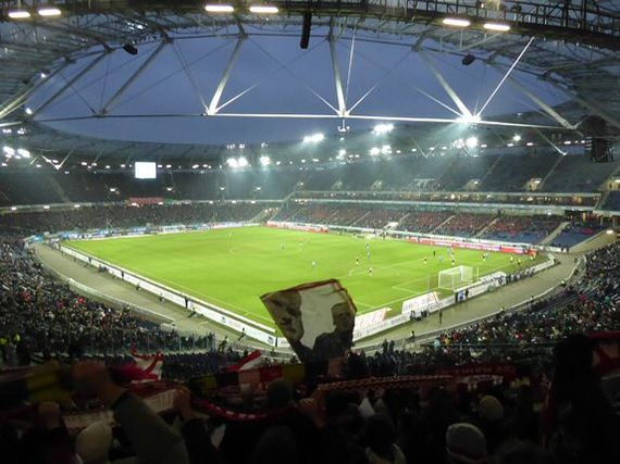 Das Niedersachsenstadion beim Heimspiel gegen Mainz 05.<br />Bild: www.meenzer-on-tour.de”><figcaption>Das Niedersachsenstadion beim Heimspiel gegen Mainz 05.<br />Bild: www.meenzer-on-tour.de</figcaption></figure>
                </div>
                
                <!-- YouTube (Meta-Feld) -->
                
            </div>
        </article>

                <script>
        (function() {
            var root = document.querySelector('.ff-single-news-gallery');
            if (!root) return;
            var slides = root.querySelectorAll('.ff-single-news-gallery-slide');
            var dots = root.querySelectorAll('.ff-single-news-gallery-dot');
            var prev = root.querySelector('.ff-single-news-gallery-prev');
            var next = root.querySelector('.ff-single-news-gallery-next');
            var n = slides.length;
            if (n < 2) return;
            var i = 0;
            function closeAllImgInfo() {
                root.querySelectorAll('.ff-fv-img-info-host.is-info-open').forEach(function(host) {
                    host.classList.remove('is-info-open');
                    var b = host.querySelector('.ff-fv-img-info-btn');
                    var p = host.querySelector('.ff-fv-img-info-panel');
                    if (b) b.setAttribute('aria-expanded', 'false');
                    if (p) p.setAttribute('aria-hidden', 'true');
                });
            }
            function show(idx) {
                closeAllImgInfo();
                i = ((idx % n) + n) % n;
                for (var s = 0; s < n; s++) {
                    if (s === i) slides[s].removeAttribute('hidden'); else slides[s].setAttribute('hidden', '');
                }
                for (var s = 0; s < dots.length; s++) {
                    dots[s].classList.toggle('is-active', s === i);
                    dots[s].setAttribute('aria-selected', s === i ? 'true' : 'false');
                }
            }
            if (prev) prev.addEventListener('click', function() { show(i - 1); });
            if (next) next.addEventListener('click', function() { show(i + 1); });
            for (var d = 0; d < dots.length; d++) {
                (function(di) { dots[di].addEventListener('click', function() { show(di); }); })(d);
            }
        })();
        </script>
        
        <!-- Kommentare -->
                <section class=