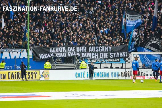 Spruchband auf der Nordtribüne Hamburg.<br />Bild: Faszination Fankurve”><figcaption>Spruchband auf der Nordtribüne Hamburg.<br />Bild: Faszination Fankurve</figcaption></figure>
<figure><img decoding=