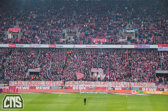 Spruchband der Ultras des 1. FC Köln als Reaktion auf die Veröffentlichung des Vereins.<br />Bild: Coloniacs.com”><figcaption>Spruchband der Ultras des 1. FC Köln als Reaktion auf die Veröffentlichung des Vereins.<br />Bild: Coloniacs.com</figcaption></figure>
<figure><img decoding=