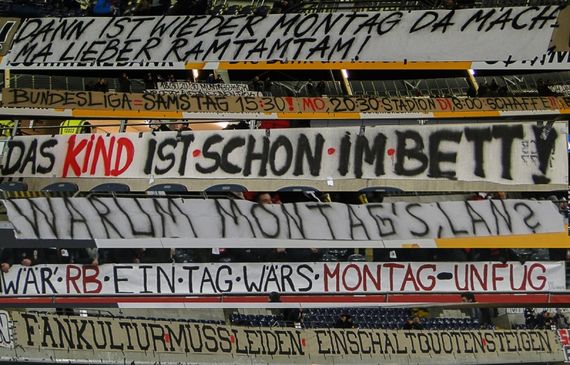 Spruchbänder der Eintracht-Fans.<br />Bild: Eintracht-Online.net”><figcaption>Spruchbänder der Eintracht-Fans.<br />Bild: Eintracht-Online.net</figcaption></figure>
<figure><img decoding=
