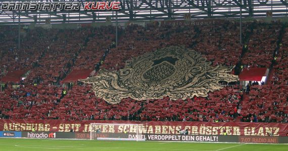 Choreografie der FC Augsburg-Fans.<br />Bild: Cannstatter-Kurve.de”><figcaption>Choreografie der FC Augsburg-Fans.<br />Bild: Cannstatter-Kurve.de</figcaption></figure>
<figure><img decoding=