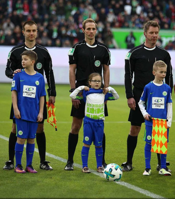 Unabhängig von der Fanszene lief das Einlaufkind, das mit dem Schiedsrichter einlief, mit dem Protestslogan des Fanprotests auf. Bild: Fanfotos.net