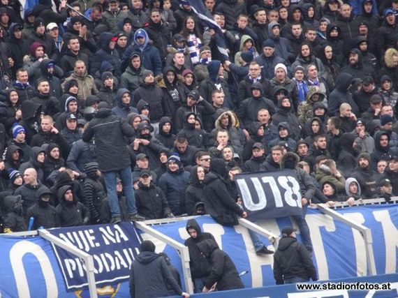 Protest der Dinamo-Fans gegen das U18-Verbot.<br />Bild: stadionfotos.at“><figcaption>Protest der Dinamo-Fans gegen das U18-Verbot.<br />Bild: stadionfotos.at</figcaption></figure>
<figure><img decoding=