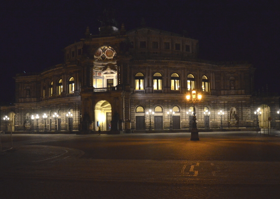 Die Semperoper in Dresden ist ein Wahrzeichen der Stadt.<br />Bild: Faszination Fankurve”><figcaption>Die Semperoper in Dresden ist ein Wahrzeichen der Stadt.<br />Bild: Faszination Fankurve</figcaption></figure>
                </div>
                
                <!-- YouTube (Meta-Feld) -->
                
            </div>
        </article>

                <script>
        (function() {
            var root = document.querySelector('.ff-single-news-gallery');
            if (!root) return;
            var slides = root.querySelectorAll('.ff-single-news-gallery-slide');
            var dots = root.querySelectorAll('.ff-single-news-gallery-dot');
            var prev = root.querySelector('.ff-single-news-gallery-prev');
            var next = root.querySelector('.ff-single-news-gallery-next');
            var n = slides.length;
            if (n < 2) return;
            var i = 0;
            function closeAllImgInfo() {
                root.querySelectorAll('.ff-fv-img-info-host.is-info-open').forEach(function(host) {
                    host.classList.remove('is-info-open');
                    var b = host.querySelector('.ff-fv-img-info-btn');
                    var p = host.querySelector('.ff-fv-img-info-panel');
                    if (b) b.setAttribute('aria-expanded', 'false');
                    if (p) p.setAttribute('aria-hidden', 'true');
                });
            }
            function show(idx) {
                closeAllImgInfo();
                i = ((idx % n) + n) % n;
                for (var s = 0; s < n; s++) {
                    if (s === i) slides[s].removeAttribute('hidden'); else slides[s].setAttribute('hidden', '');
                }
                for (var s = 0; s < dots.length; s++) {
                    dots[s].classList.toggle('is-active', s === i);
                    dots[s].setAttribute('aria-selected', s === i ? 'true' : 'false');
                }
            }
            if (prev) prev.addEventListener('click', function() { show(i - 1); });
            if (next) next.addEventListener('click', function() { show(i + 1); });
            for (var d = 0; d < dots.length; d++) {
                (function(di) { dots[di].addEventListener('click', function() { show(di); }); })(d);
            }
        })();
        </script>
        
        <!-- Kommentare -->
                <section class=