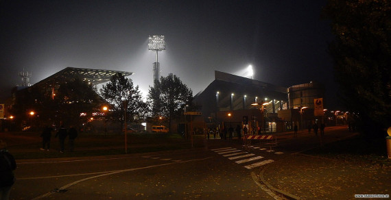 Vorm Stadion in Reggio Emilia sollen beide Fanlager mit der Polizei aneinandergeraten sein. Bild: Stadionfotos.at