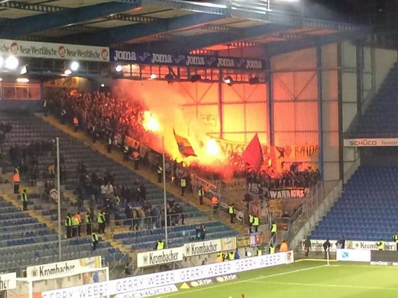 Pyroaktion der Dynamo-Fans.<br />Bild: Ruhestörer”><figcaption>Pyroaktion der Dynamo-Fans.<br />Bild: Ruhestörer</figcaption></figure>
<figure><img decoding=