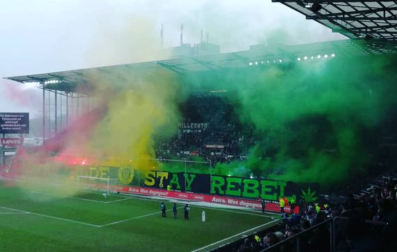 Die Pyroshow der Ultras des FC St. Pauli heute in der Südkurve.<br />Bild: Calcio-Culinaria.de”><figcaption>Die Pyroshow der Ultras des FC St. Pauli heute in der Südkurve.<br />Bild: Calcio-Culinaria.de</figcaption></figure>
<figure><img decoding=
