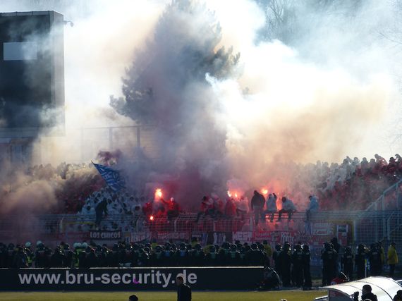 Auch bei dieser Pyroaktion der RWE-Fans wurden wieder Raketen in FCC-Blöcke abgeschossen. Bild: OlliGroundhopper