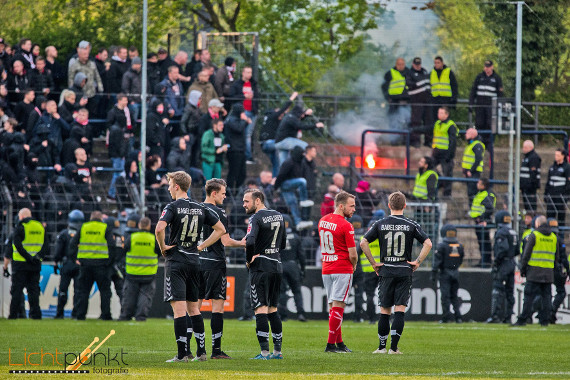 Cottbus-Fans in Babelsberg.<br />Bild: Lichtpunkt Fotografie”><figcaption>Cottbus-Fans in Babelsberg.<br />Bild: Lichtpunkt Fotografie</figcaption></figure>
                </div>
                
                <!-- YouTube (Meta-Feld) -->
                
            </div>
        </article>

                <script>
        (function() {
            var root = document.querySelector('.ff-single-news-gallery');
            if (!root) return;
            var slides = root.querySelectorAll('.ff-single-news-gallery-slide');
            var dots = root.querySelectorAll('.ff-single-news-gallery-dot');
            var prev = root.querySelector('.ff-single-news-gallery-prev');
            var next = root.querySelector('.ff-single-news-gallery-next');
            var n = slides.length;
            if (n < 2) return;
            var i = 0;
            function closeAllImgInfo() {
                root.querySelectorAll('.ff-fv-img-info-host.is-info-open').forEach(function(host) {
                    host.classList.remove('is-info-open');
                    var b = host.querySelector('.ff-fv-img-info-btn');
                    var p = host.querySelector('.ff-fv-img-info-panel');
                    if (b) b.setAttribute('aria-expanded', 'false');
                    if (p) p.setAttribute('aria-hidden', 'true');
                });
            }
            function show(idx) {
                closeAllImgInfo();
                i = ((idx % n) + n) % n;
                for (var s = 0; s < n; s++) {
                    if (s === i) slides[s].removeAttribute('hidden'); else slides[s].setAttribute('hidden', '');
                }
                for (var s = 0; s < dots.length; s++) {
                    dots[s].classList.toggle('is-active', s === i);
                    dots[s].setAttribute('aria-selected', s === i ? 'true' : 'false');
                }
            }
            if (prev) prev.addEventListener('click', function() { show(i - 1); });
            if (next) next.addEventListener('click', function() { show(i + 1); });
            for (var d = 0; d < dots.length; d++) {
                (function(di) { dots[di].addEventListener('click', function() { show(di); }); })(d);
            }
        })();
        </script>
        
        <!-- Kommentare -->
                <section class=